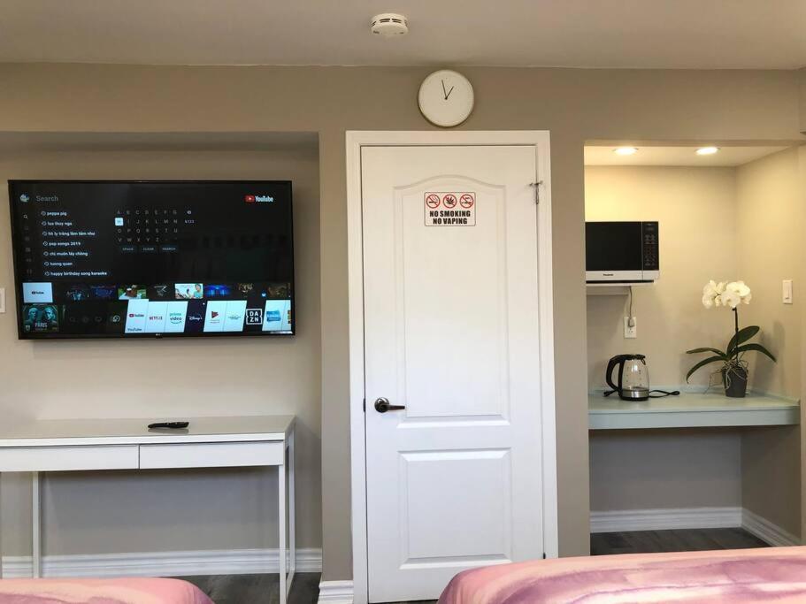 Entire Basement With 3 Bedrooms ไนแอการาฟอลส์ ภายนอก รูปภาพ
