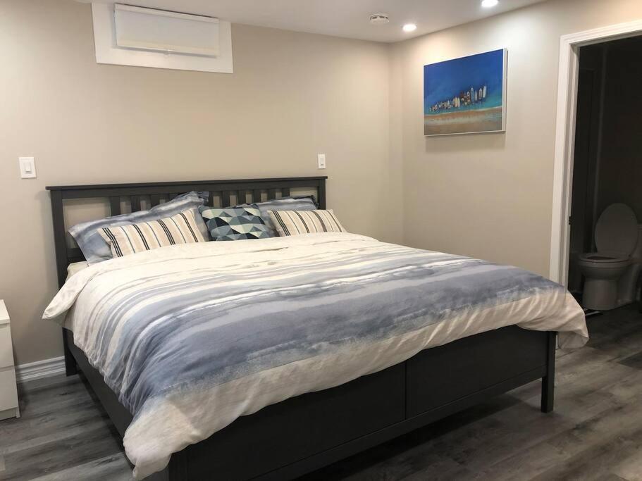 Entire Basement With 3 Bedrooms ไนแอการาฟอลส์ ภายนอก รูปภาพ