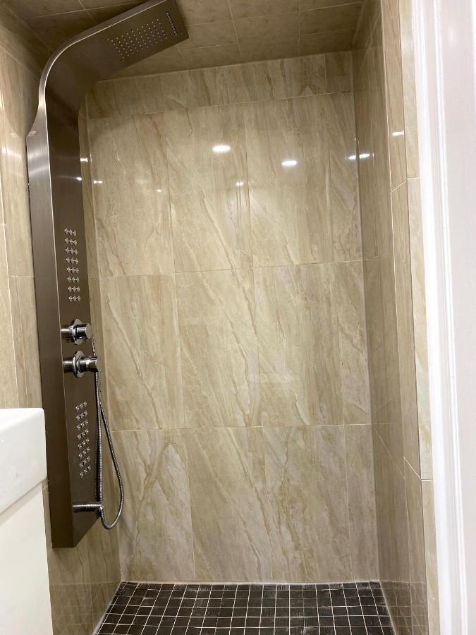 Entire Basement With 3 Bedrooms ไนแอการาฟอลส์ ภายนอก รูปภาพ