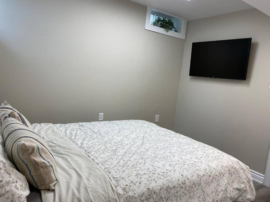 Entire Basement With 3 Bedrooms ไนแอการาฟอลส์ ภายนอก รูปภาพ