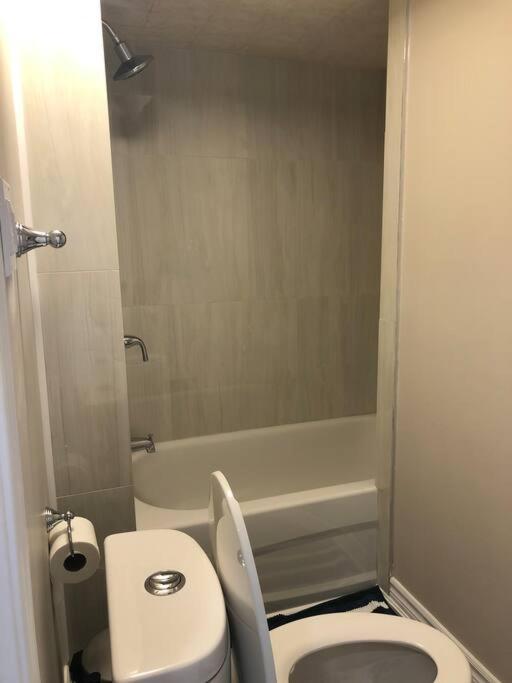 Entire Basement With 3 Bedrooms ไนแอการาฟอลส์ ภายนอก รูปภาพ