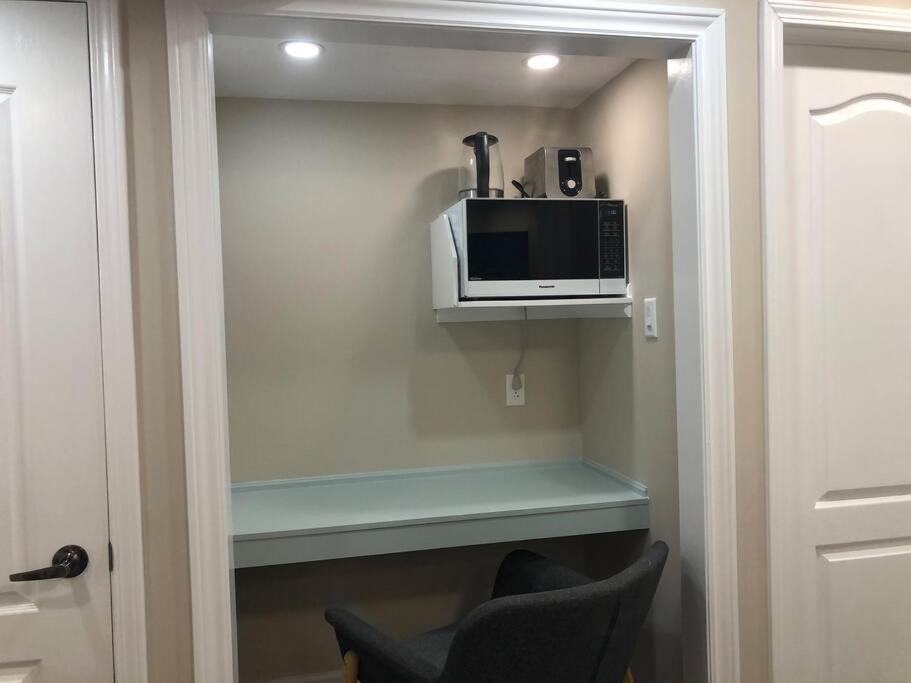 Entire Basement With 3 Bedrooms ไนแอการาฟอลส์ ภายนอก รูปภาพ